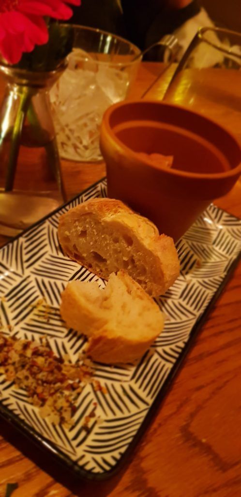 Ein Teller mit Brot und eine Schüssel Suppe.