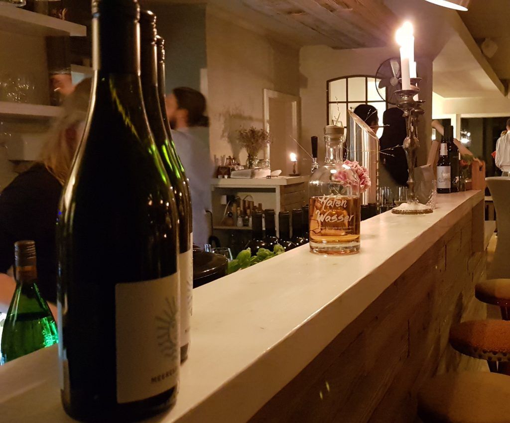 Eine Bar mit Weinflaschen auf der Theke.