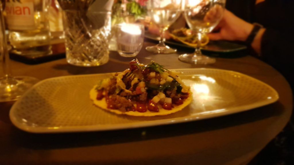 Ein Teller mit Essen auf einem Tisch in einem Restaurant.