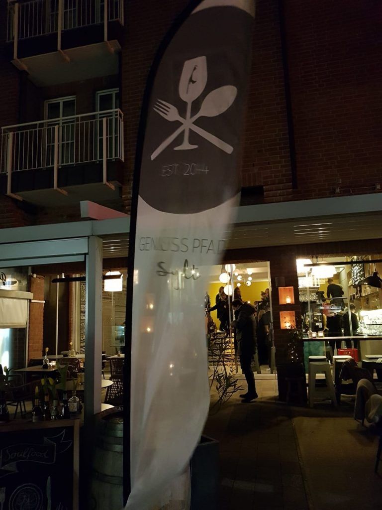 Ein Restaurant mit einem Banner davor.