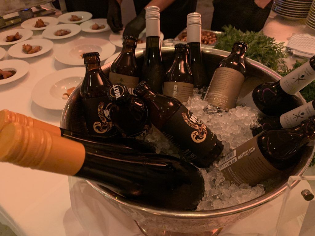 Ein Eimer voller Flaschen auf einem Tisch.