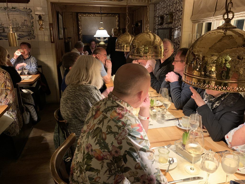 Eine Gruppe von Menschen sitzt an einem Tisch in einem Restaurant.