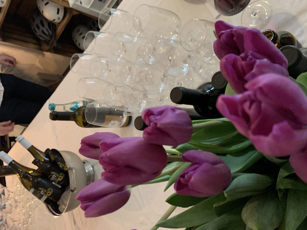 Lila Tulpen in einer Vase.