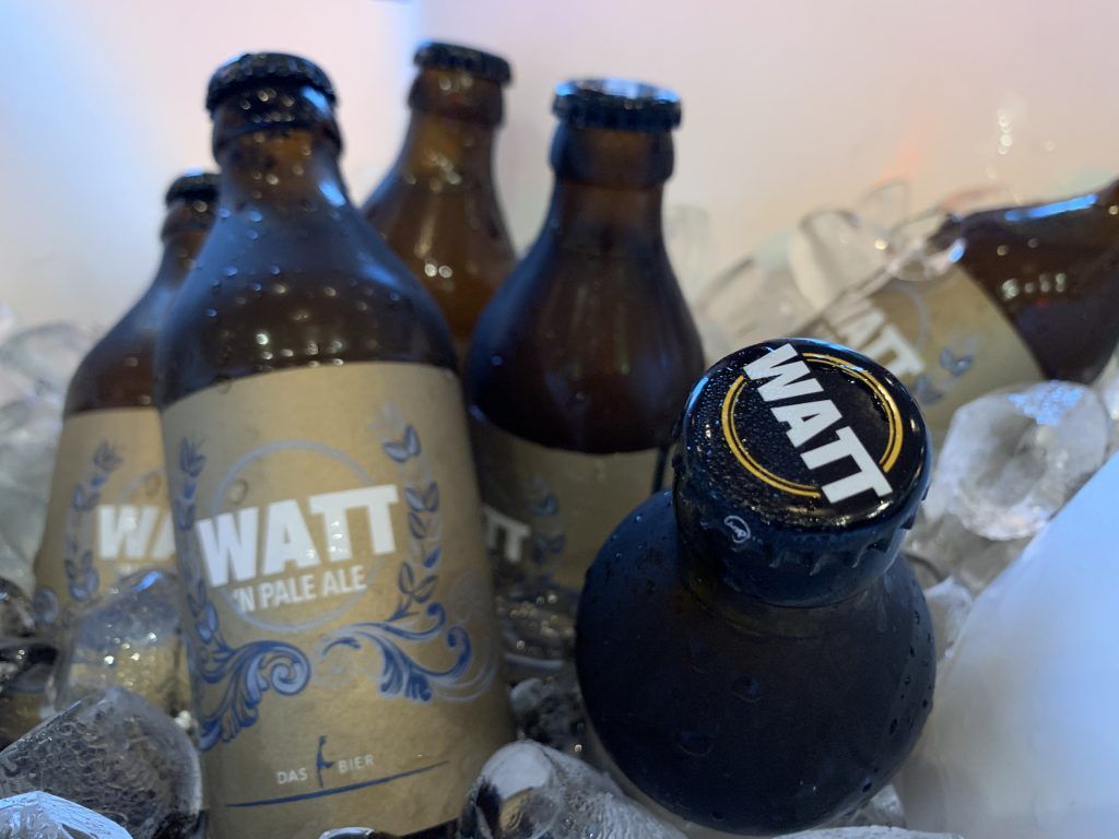 Ein Eimer mit mehreren Flaschen Bier, der auf Eis steht.