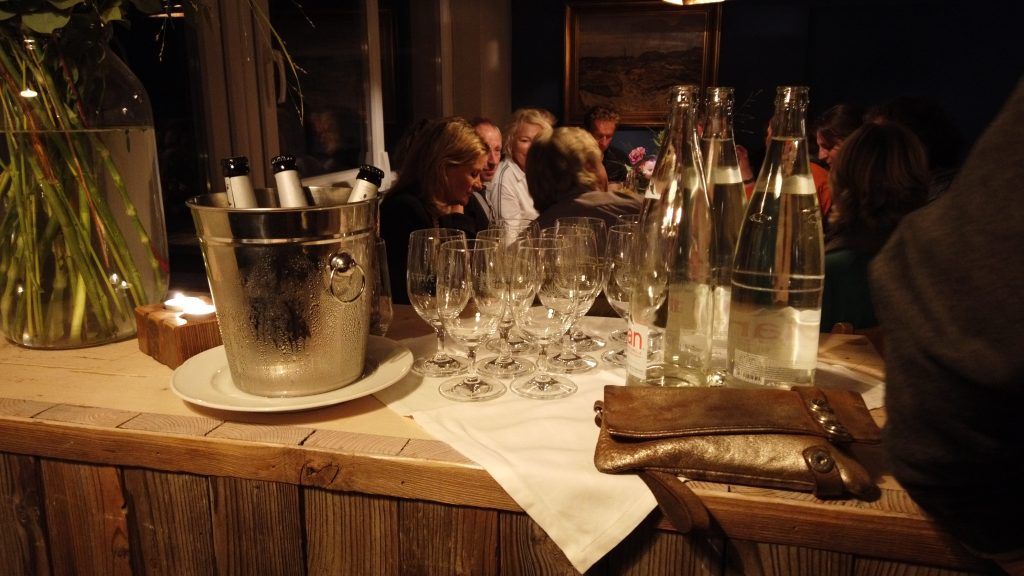 Eine Bar mit Gläsern und Flaschen auf einem Tisch.