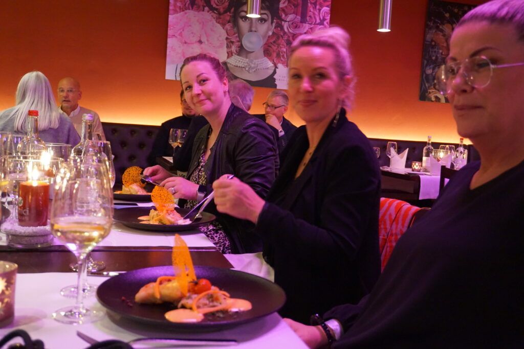 Eine Gruppe Frauen sitzt an einem Tisch in einem Restaurant.