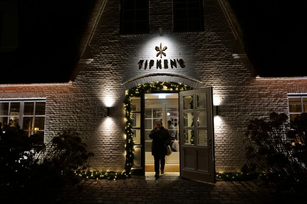 Der Eingang zu einem Restaurant nachts beleuchtet.
