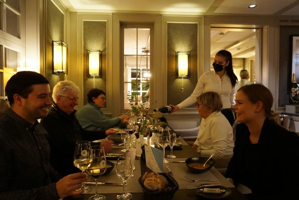 Eine Gruppe von Menschen sitzt an einem Tisch in einem Restaurant.