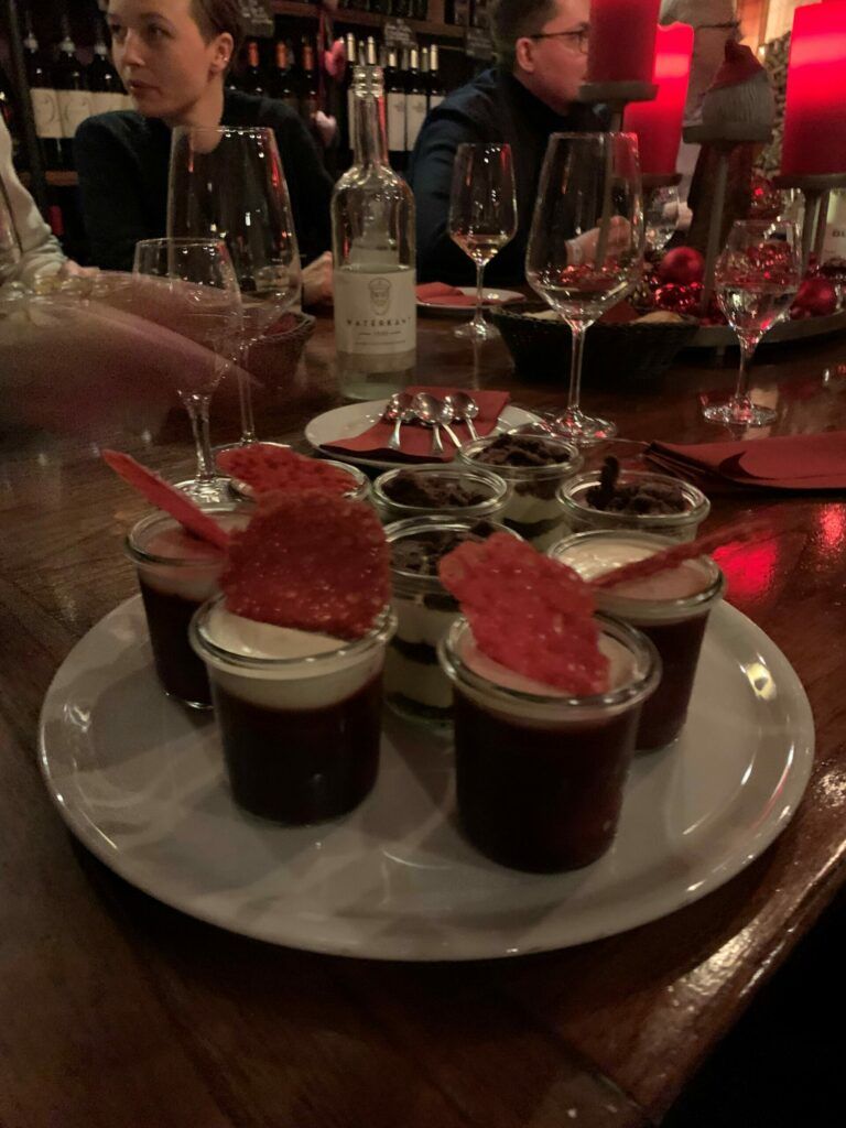 Ein Teller mit Desserts auf einem Tisch.