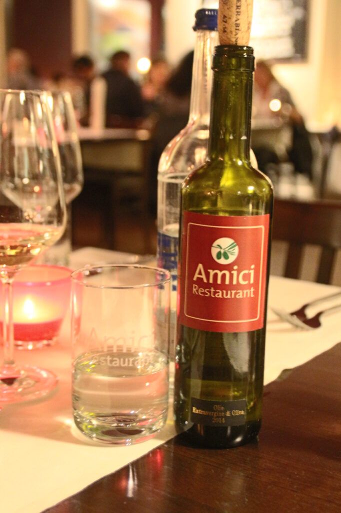 Eine Flasche Wein auf einem Tisch in einem Restaurant.