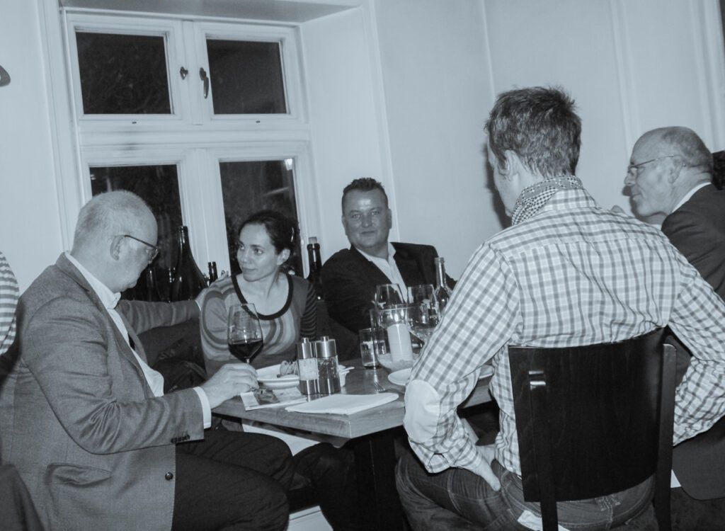 Eine Gruppe von Menschen sitzt um einen Tisch.