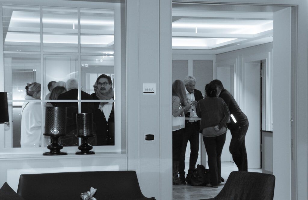 Ein Schwarz-Weiß-Foto einer Gruppe von Menschen in einem Raum.