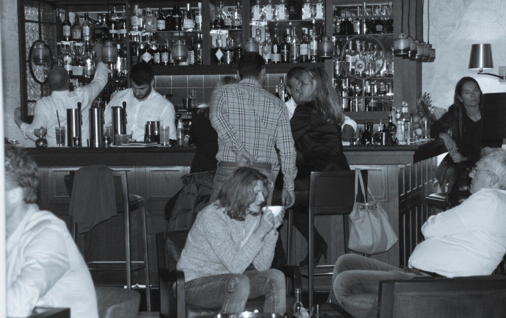 Eine Gruppe von Menschen sitzt an einer Bar.