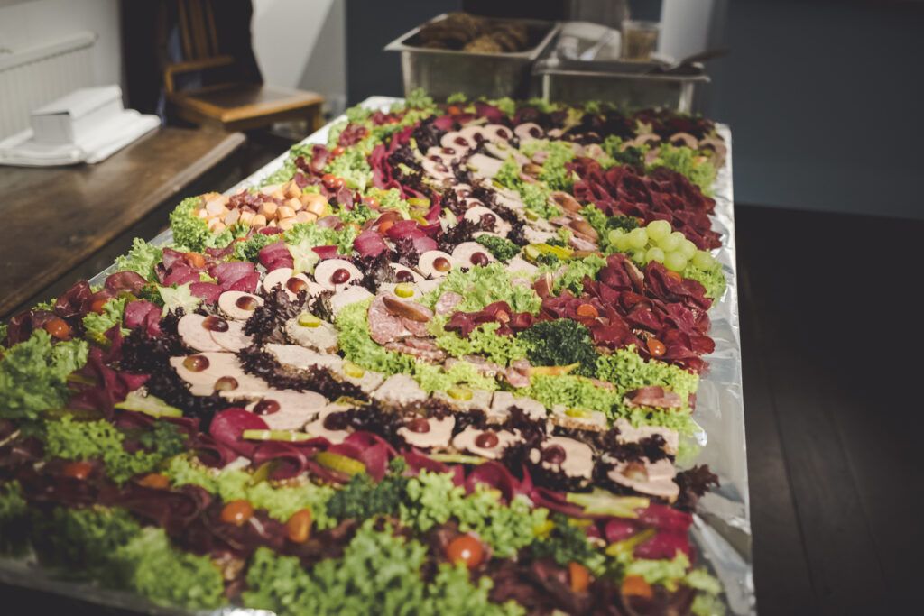 Eine große Platte mit Fleisch und Gemüse auf einem Tisch.