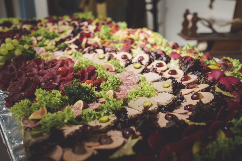 Eine große Platte mit Fleisch und Gemüse auf einem Tisch.