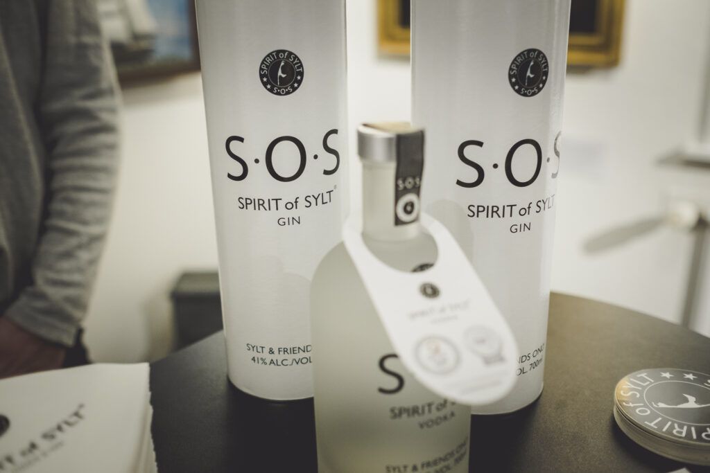 Eine Flasche SOS-Gin auf einem Tisch.