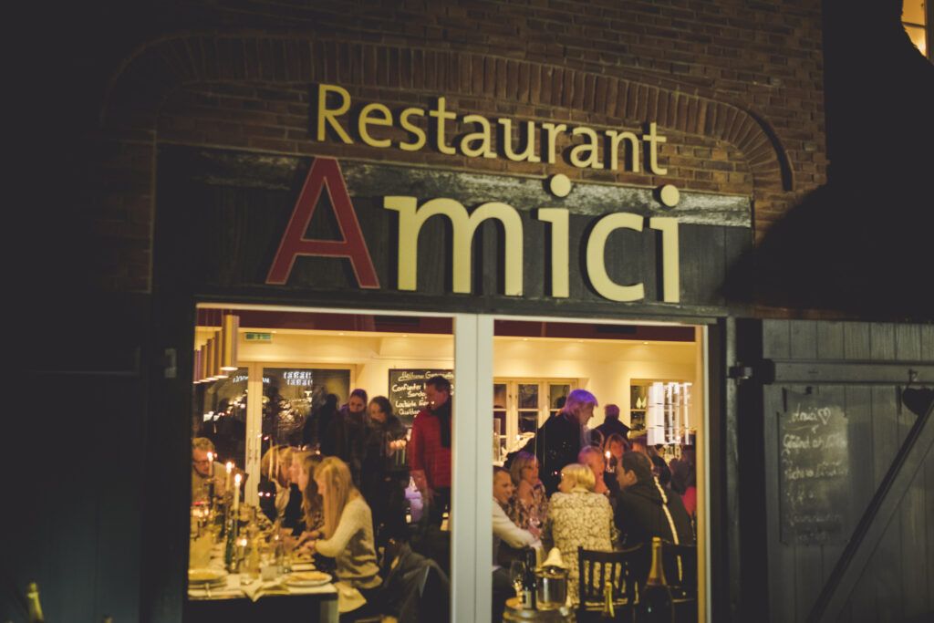 Ein Restaurant mit einem Schild mit der Aufschrift „Restaurant Amici“.