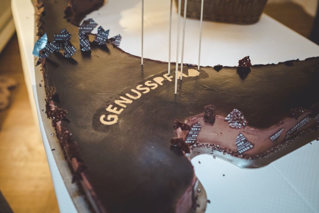 Ein Schokoladenkuchen mit dem Wort Genusspfad darauf.