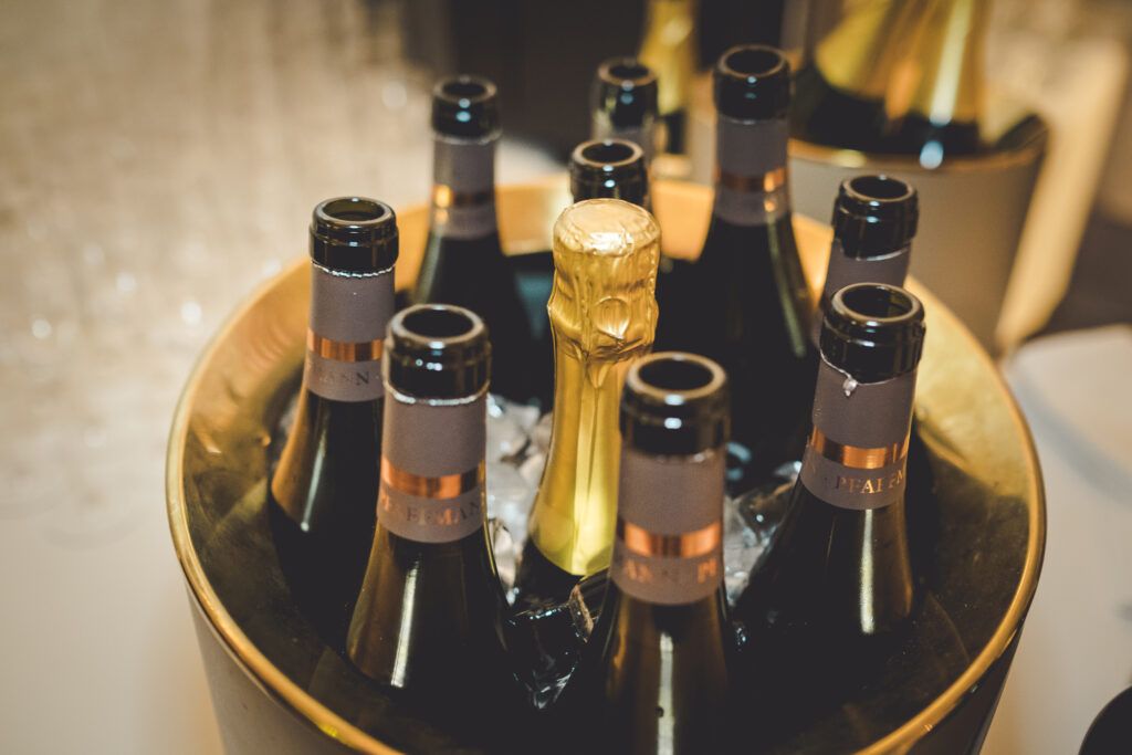 Champagnerflaschen in einem goldenen Eimer auf einem Tisch.