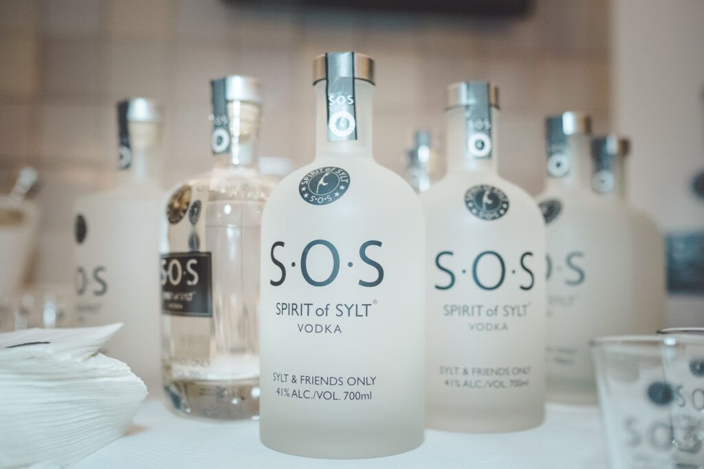 Ein Tisch mit mehreren Flaschen SOS-Wodka darauf.