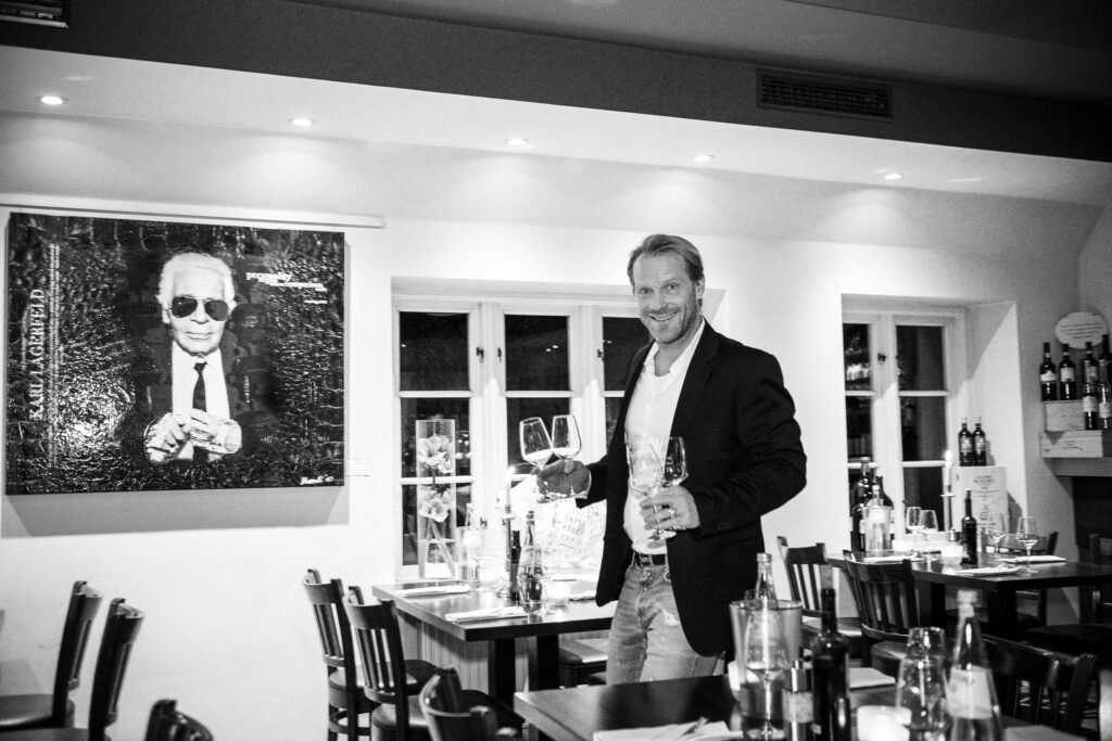 Ein Schwarz-Weiß-Foto eines Mannes, der in einem Restaurant steht.