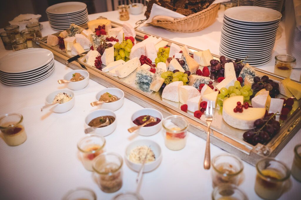 Ein Buffet mit Käse und Obst auf einem Tisch.