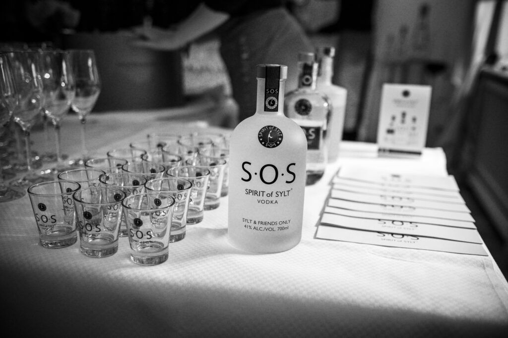 Ein Schwarz-Weiß-Foto eines Tisches mit einer Flasche Wodka.