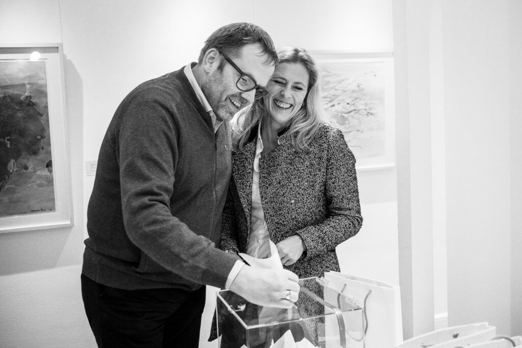 Ein Schwarz-Weiß-Foto eines Mannes und einer Frau in einer Kunstgalerie.