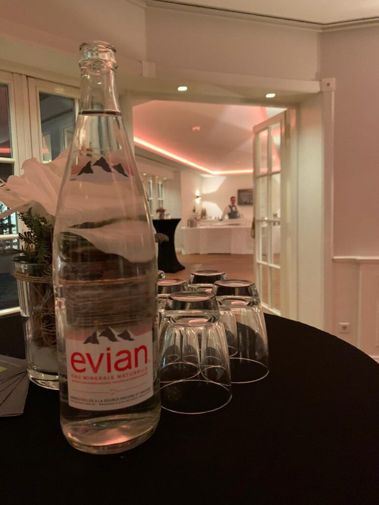 Eine Flasche Wasser auf einem Tisch.