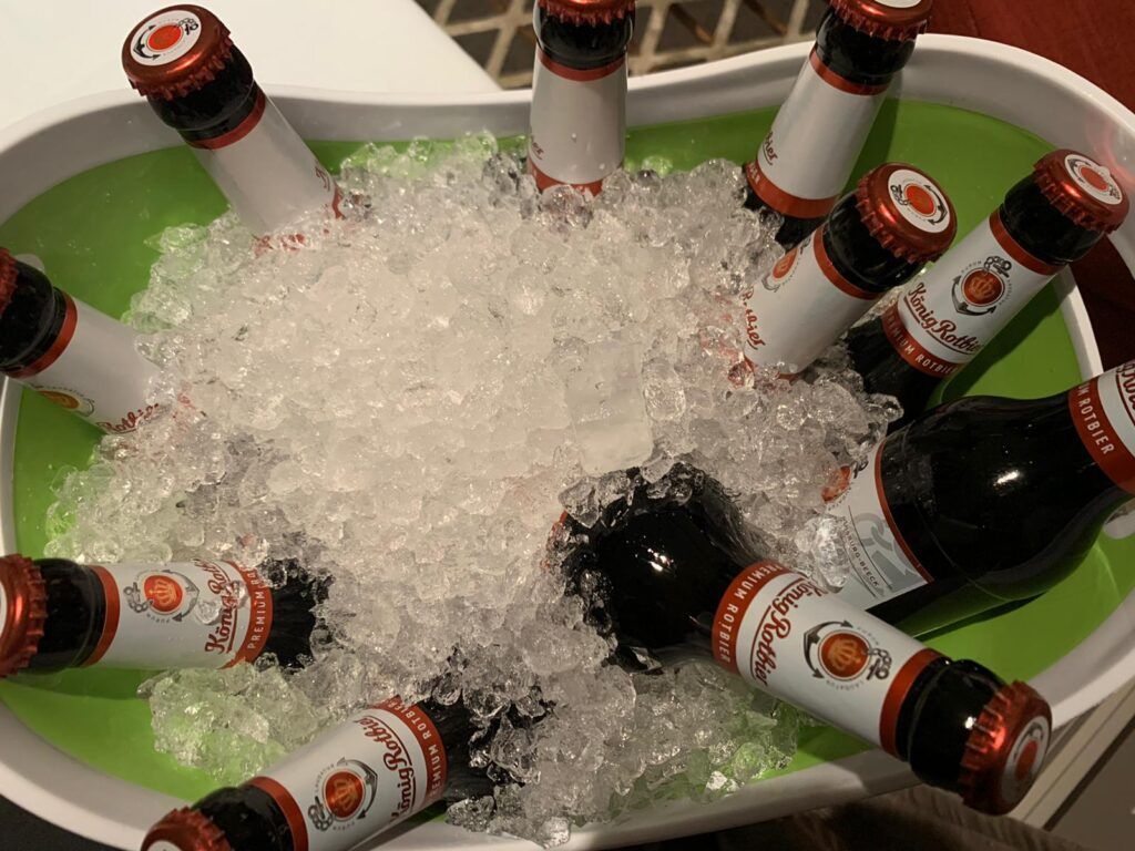 Ein Eimer voller Bierflaschen und Eis.