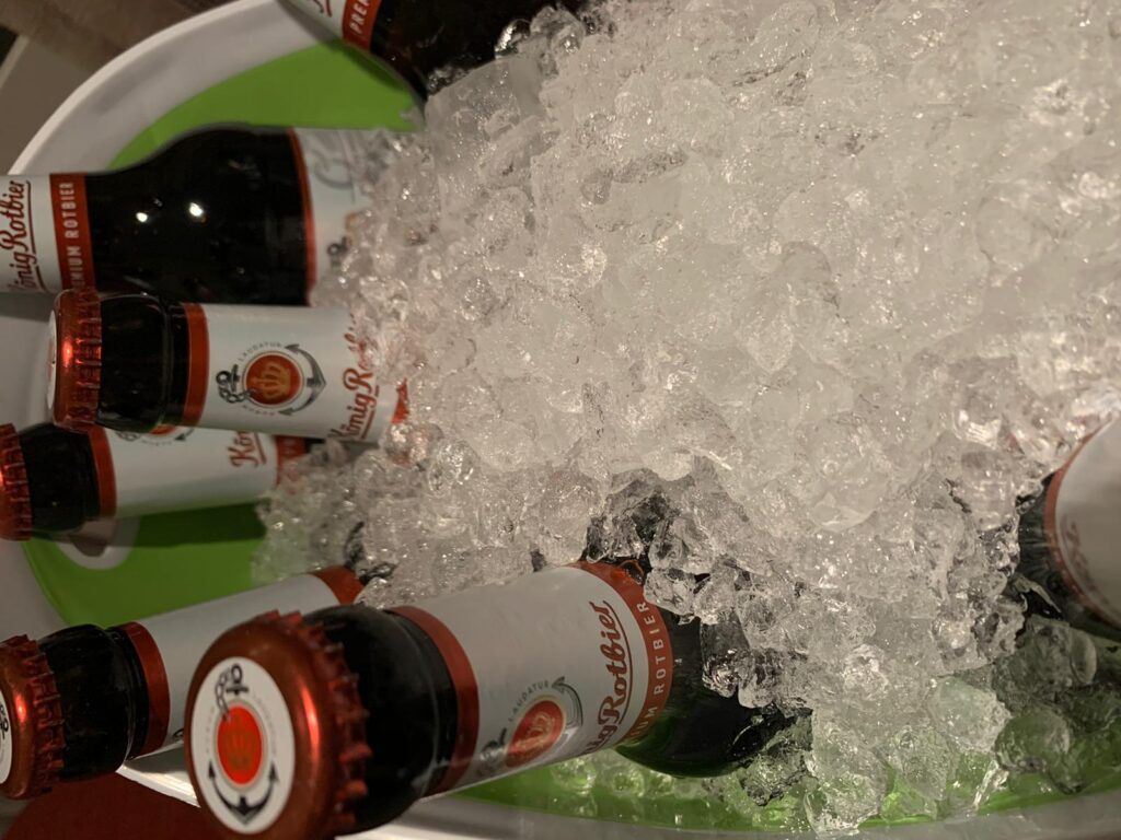 Eine Schüssel gefüllt mit Bierflaschen und Eis.