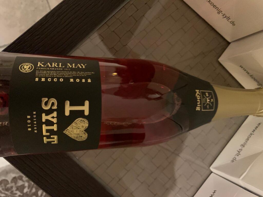 Eine Flasche Roséwein auf einem Tisch.