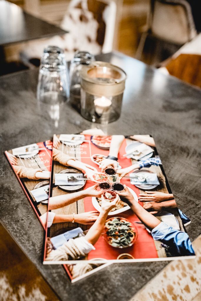Eine Zeitschrift liegt auf einem Tisch in einem Restaurant.