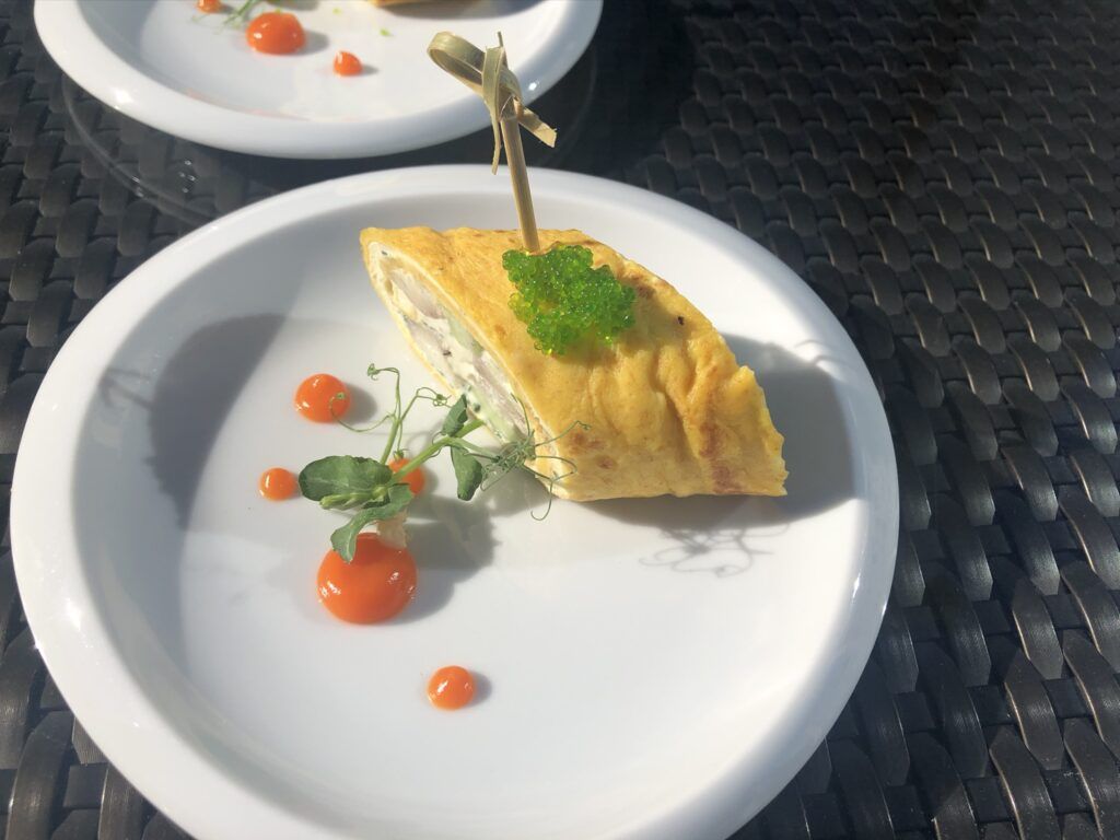 Ein Teller mit einem Stück Omelette darauf.