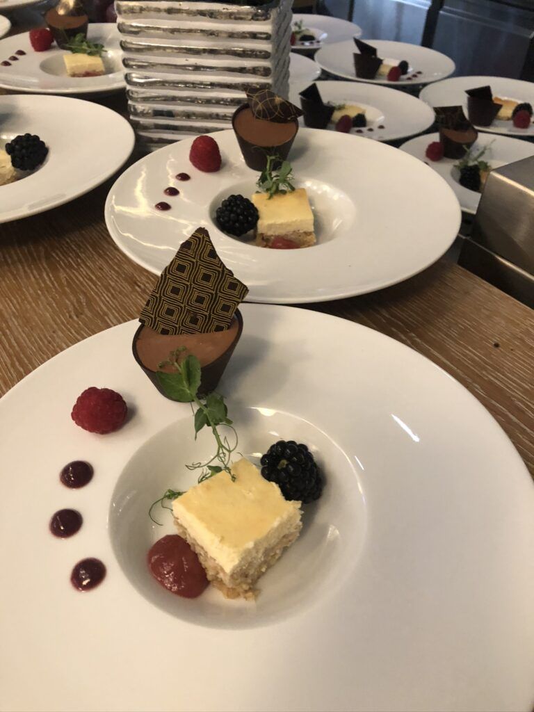 Desserts auf weißen Tellern auf einem Tisch.