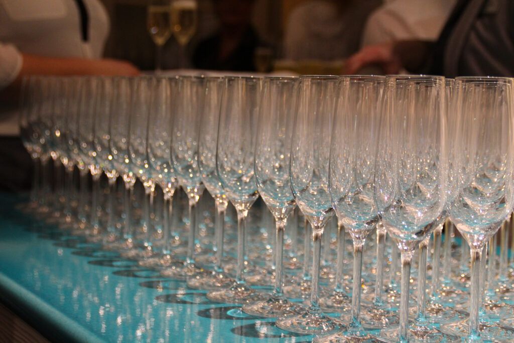 Eine Reihe Champagnergläser auf einem Tisch.