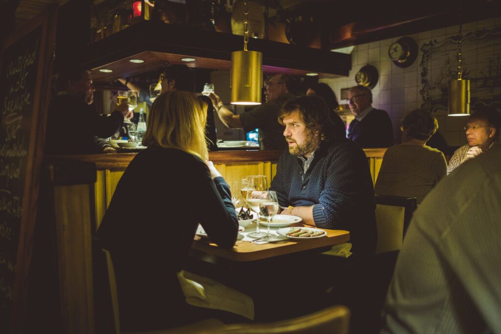 Ein Mann und eine Frau sitzen an einem Tisch in einem Restaurant.