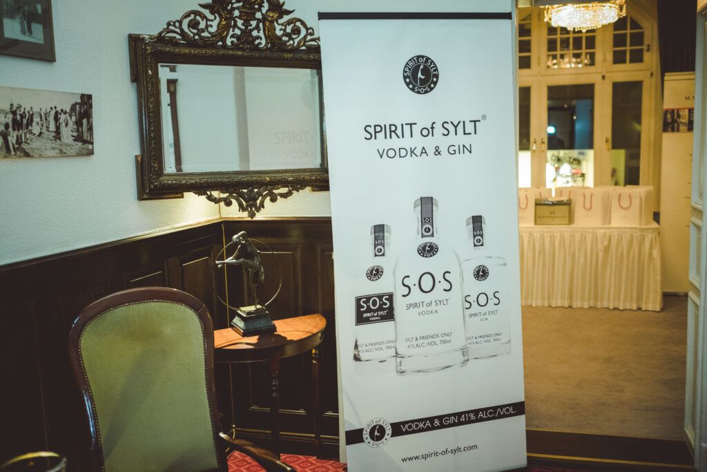 Ein Banner mit dem Bild einer Flasche Wodka und einer Flasche Gin.