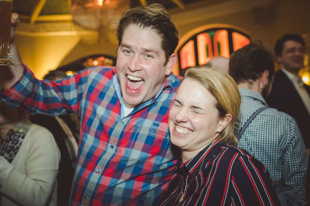 Ein Mann und eine Frau amüsieren sich auf einer Party.
