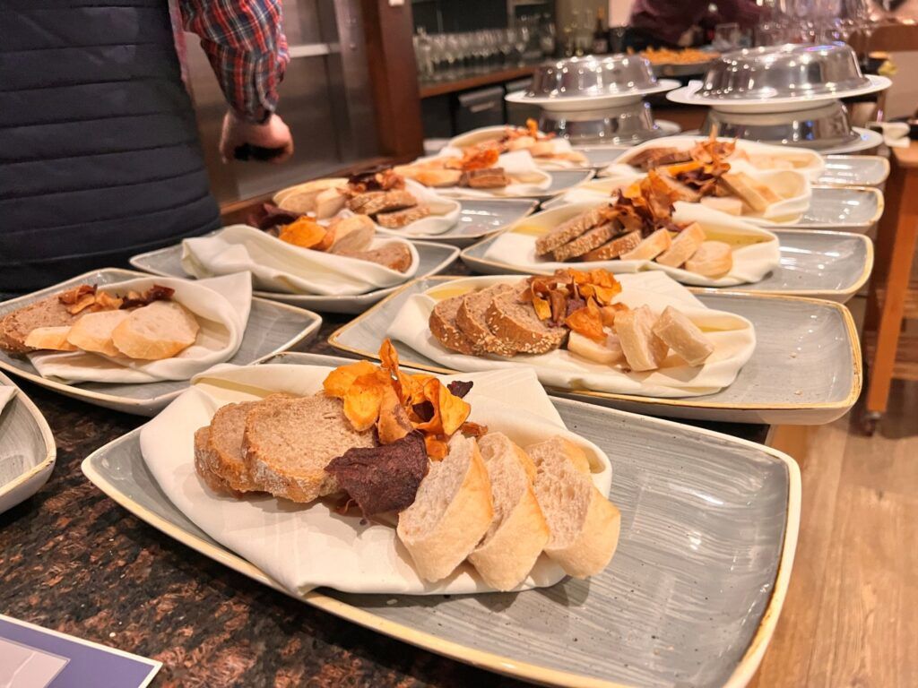 Ein Buffet mit Brot und Gebäck auf einem Tisch.