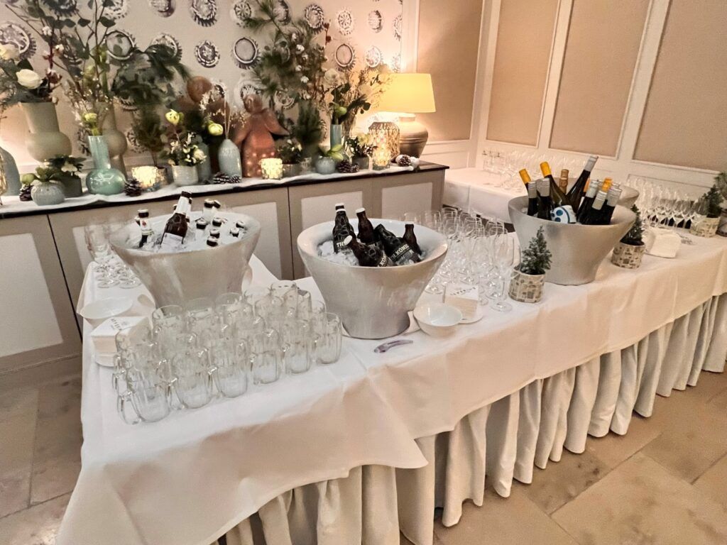 Ein Tisch mit Weinflaschen und Weingläsern.