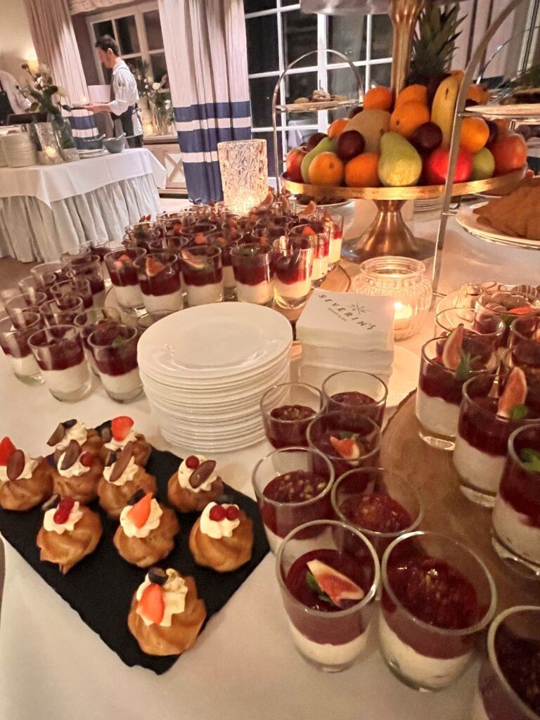 Ein Buffet mit Desserts und Obst auf einem Tisch.