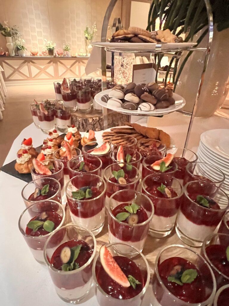 Ein Tisch voller Desserts und Desserts auf einem Tisch.