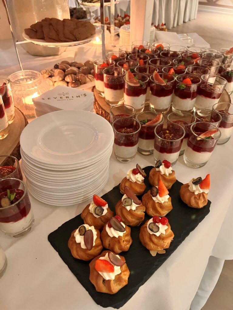 Ein Buffet mit Desserts und Desserts auf einem Tisch.