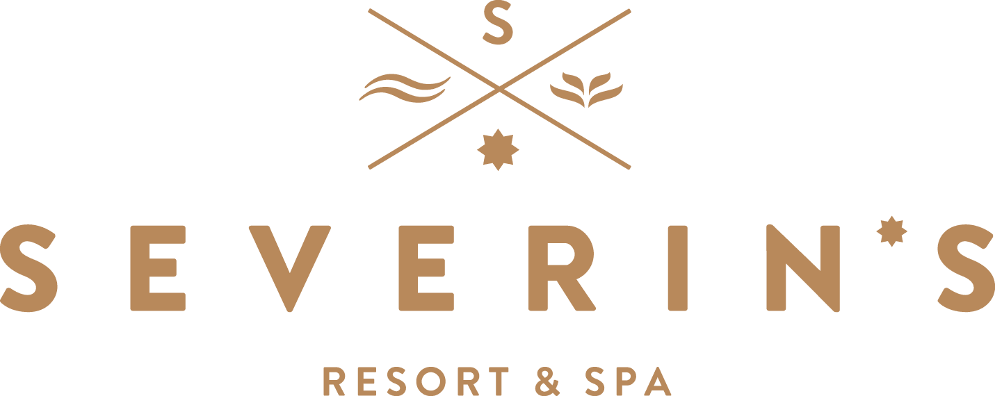 Logo für Severin's Resort & Spa mit stilisierten Symbolen und goldenem Text auf weißem Hintergrund.